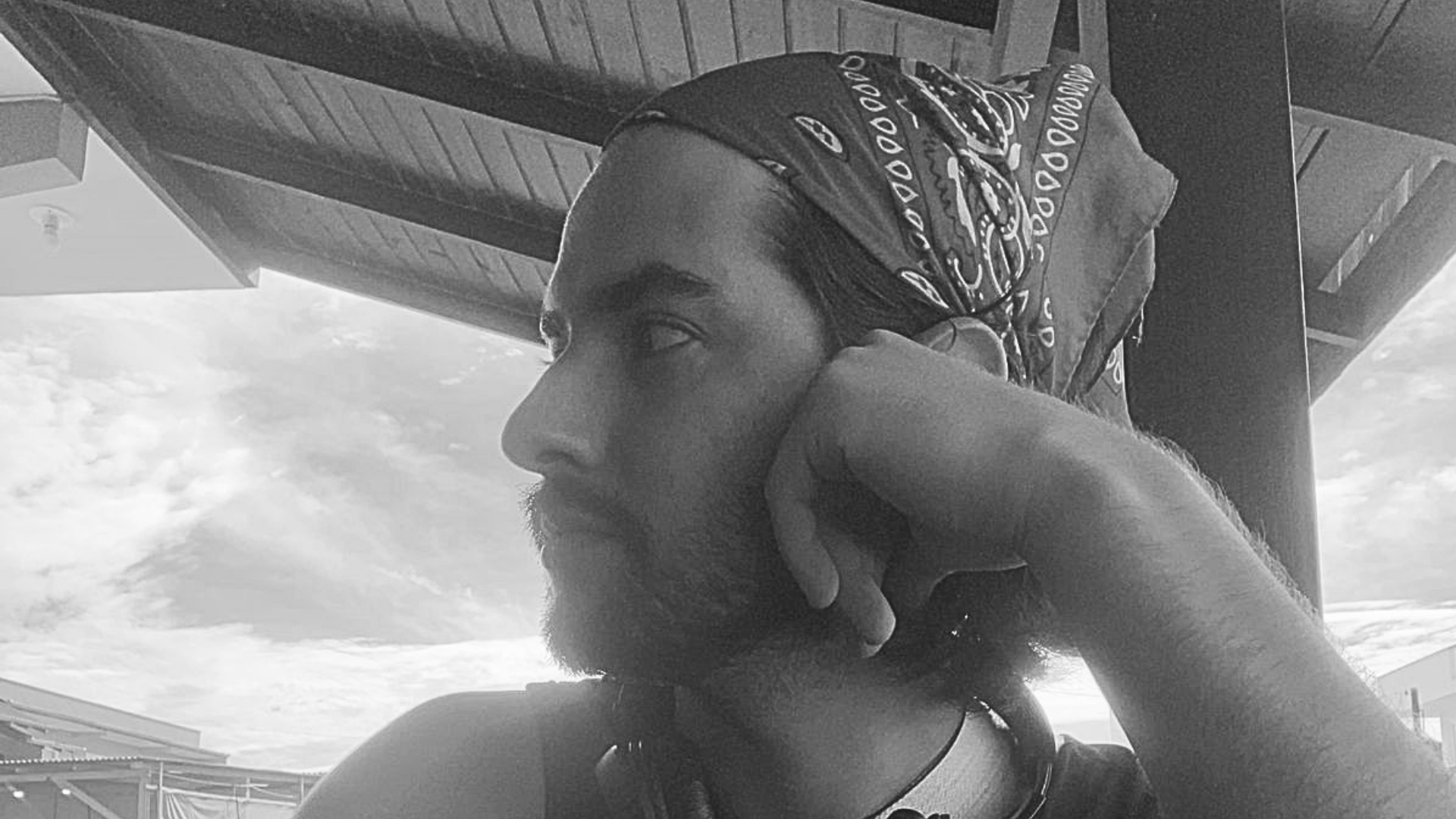 Raul Carneiro em preto e branco com bandana