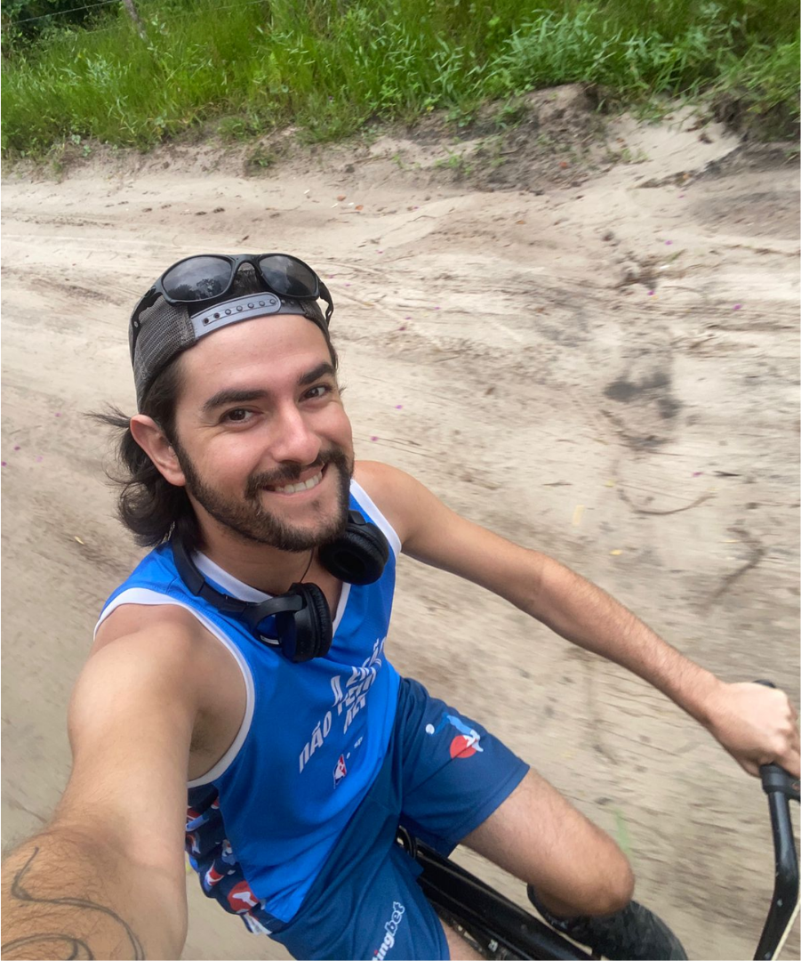 Raul Carneiro andando de bicicleta na praia